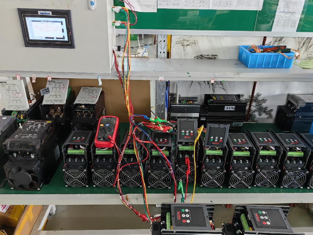 当电力调整器必要频仍切换工作模式时，响应功夫过长影响出产效能，怎么优化设置来加快切换速度？
